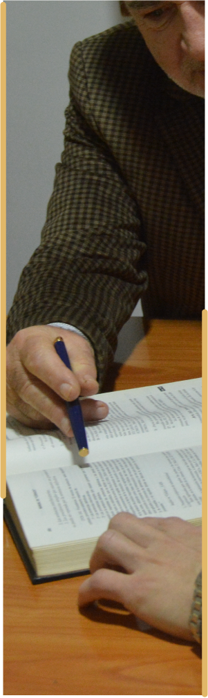 Abogado escribiendo